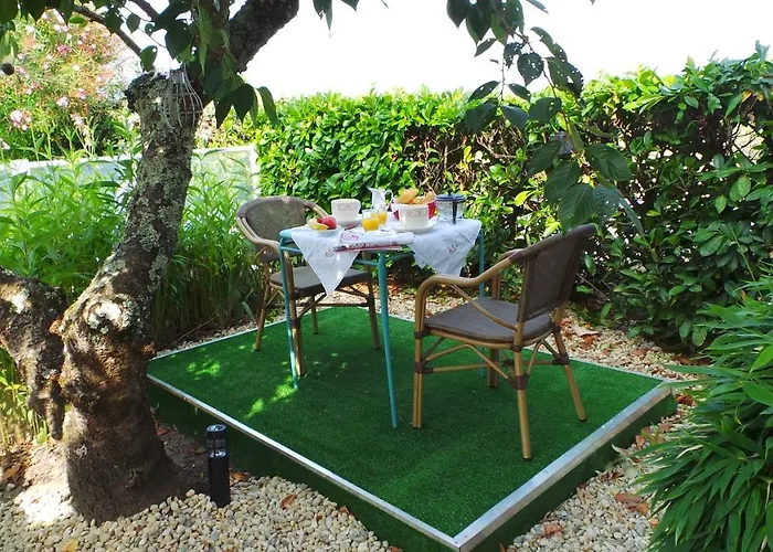 Bed & Breakfast D'hotes Le Paon Blanc Monprimblanc